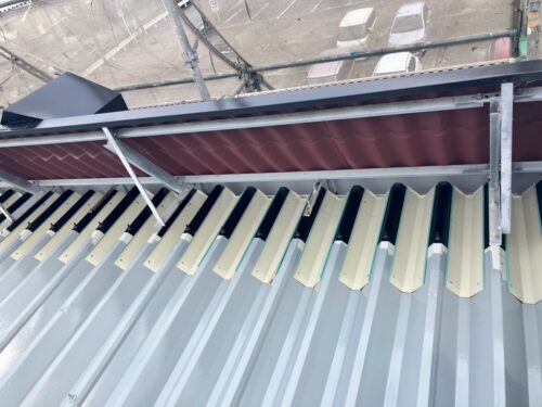 折半屋根板金施工後