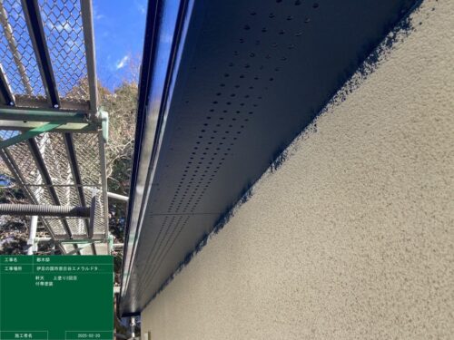 軒天上塗り2回目施工後