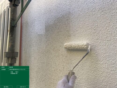 外壁下塗り施工状況（アステックペイント・ホワイトフィーラーAⅡ）