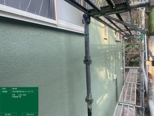外壁上塗り1回目施工後（アステックペイントリファイン1000MF-IR）色：フレンチグリーン